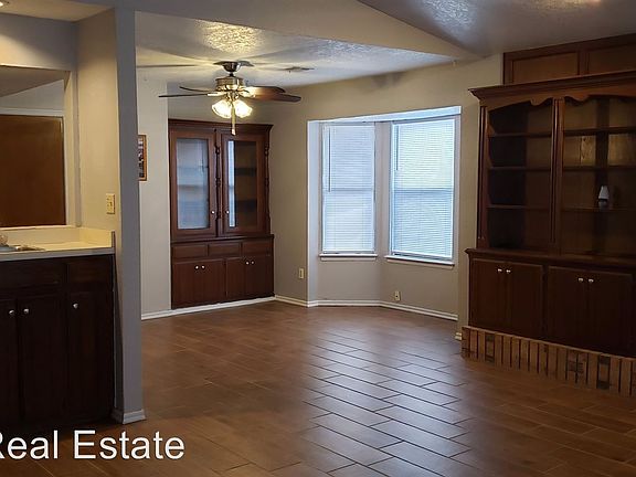 4th image of 2704 Creekview Pl