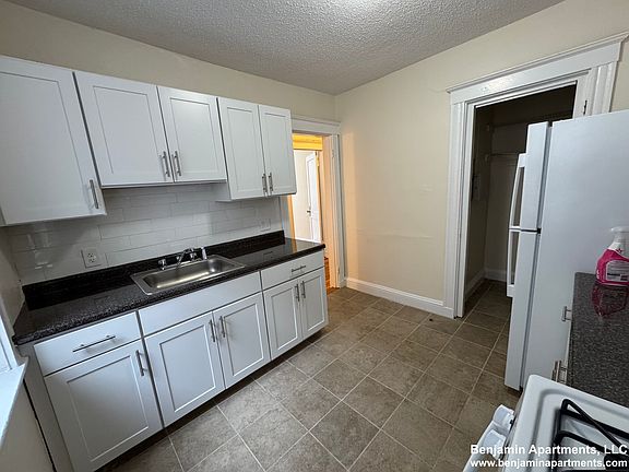 3rd image of 5 Barrows St APT 4B