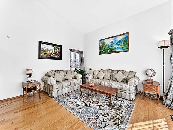 4th image of 127 SW Edgebrook Cir NW