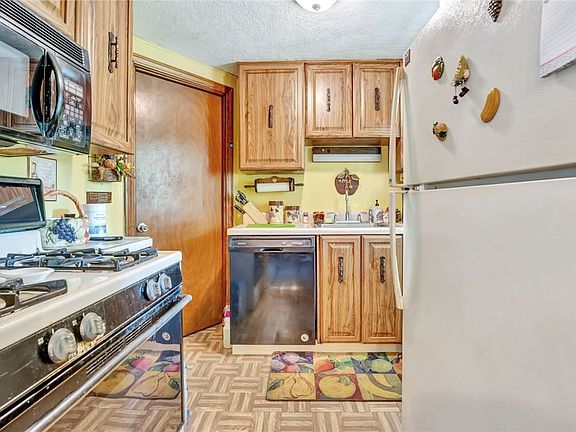 5th image of 216 E Larkspur St