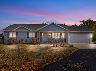 W6909 Stones Cir, Fond Du Lac, WI 54937