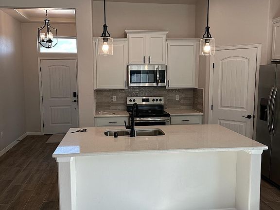 3rd image of 914 Pima Dr