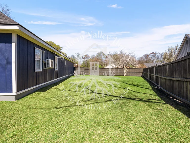 102 Duxbury Ct — Photo 32