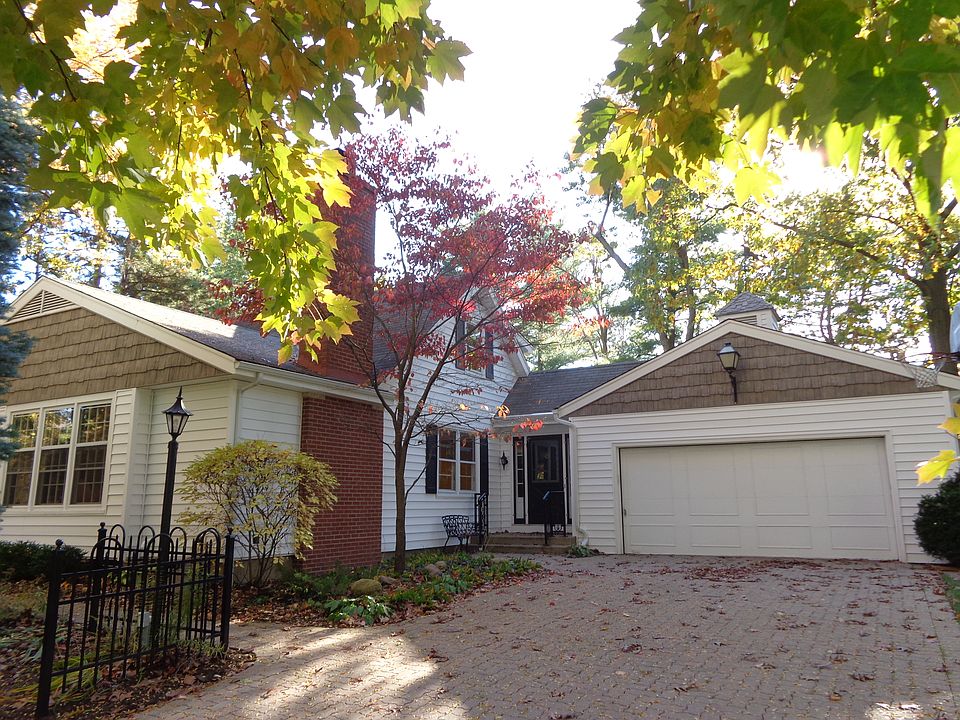1st image of 5725 N Woodlawn Ct
