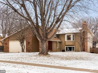 5218 Overlook Dr, Bloomington, MN 55437