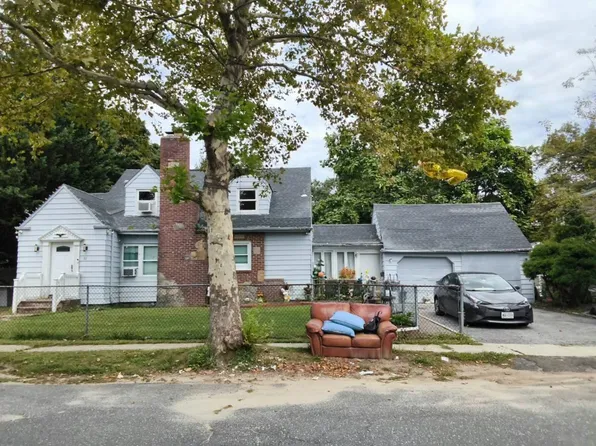 32 3rd Ave, Central Islip, NY 11722