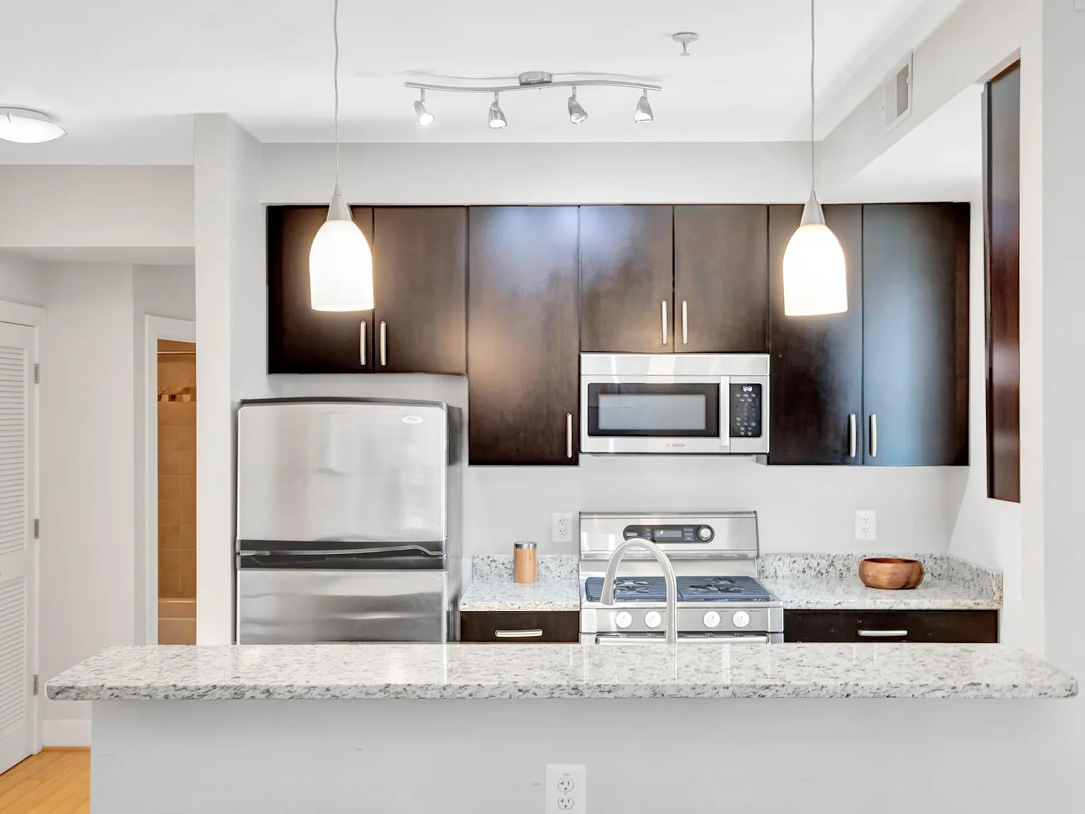 2 bed, 839 sqft, $5,700 — Photo 4