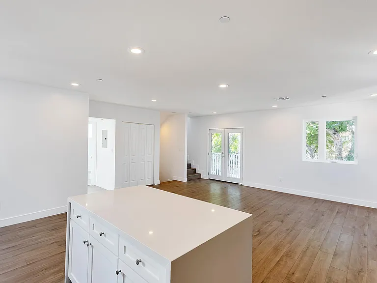 2518 Thurman Ave — Photo 5