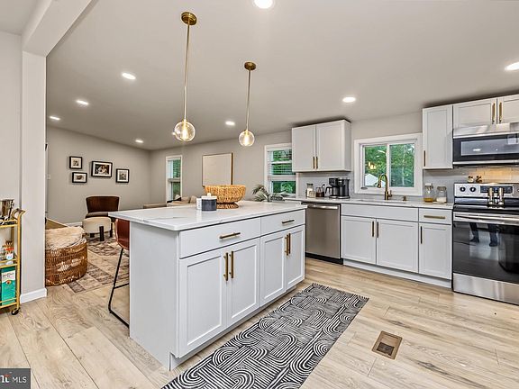 5th image of 11 Comanche Ln