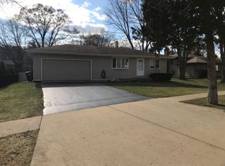 1330 Fox River Dr, Algonquin, IL 60102