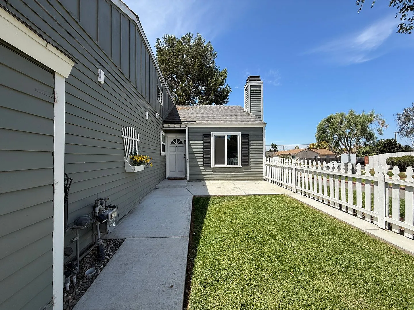Beautiful 2 Bedroom, 2 Bath Corner Unit in West Hampton Village — Photo 3