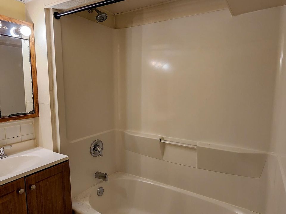 1st image of 3529 N Oakley Ave #Basement
