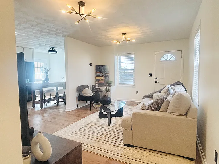 18 Amsterdam St #18 — Photo 4