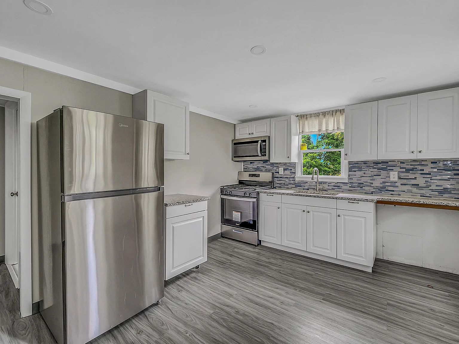1 bed, 1000 sqft, $1,295 — Photo 2