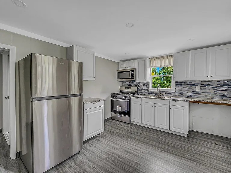 401 McLean St — Photo 2