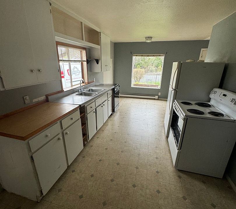 2nd image of 216 12th St