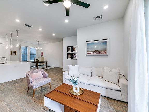 4th image of 4205 Roseland Ave #203