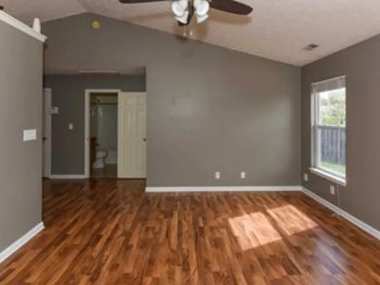 5645 Bingham Dr — Photo 18