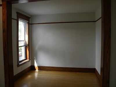 3rd image of 954 W Cuyler Ave #2