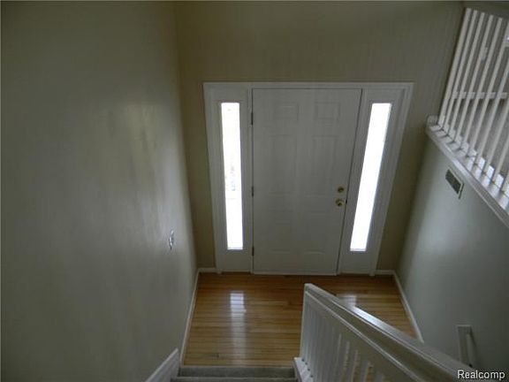 3rd image of 733 Carriage Hill Dr