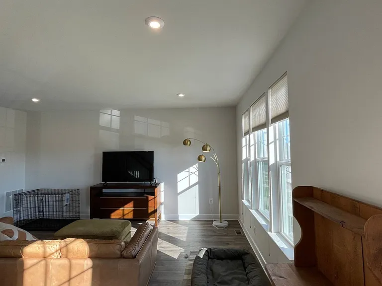 1812 Briscoe Ln — Photo 5