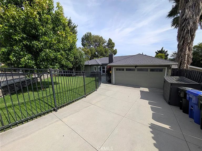 2828 Henrietta Ave — Photo 1