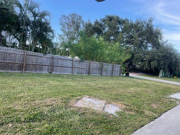 2nd image of 1537 Barbarie Ln #1537