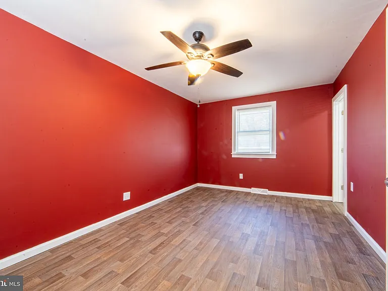 323 W Peach St #B — Photo 5