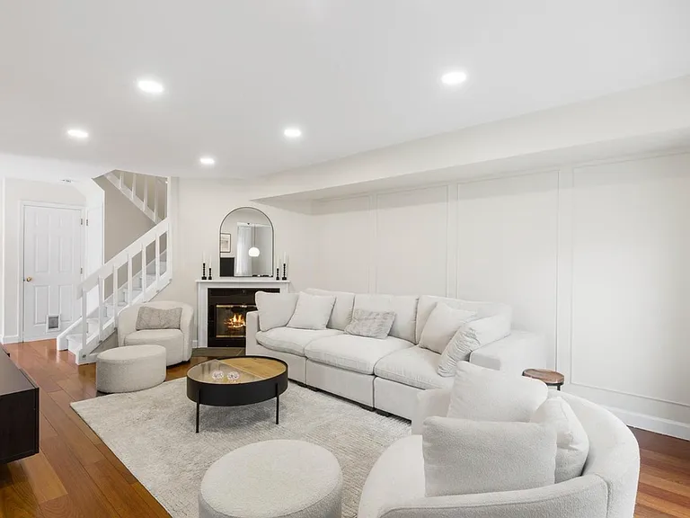 203 Elgin Ct — Photo 3