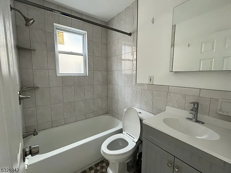 3 bed, 1.5 bath, 1500 sqft, $2,700 — Photo 3