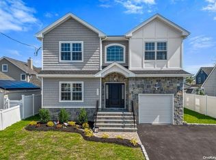 844 Washington Ave, Westbury, NY 11590