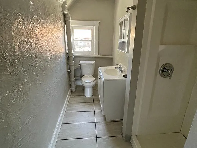 1119 W 2nd St #1 — Photo 6