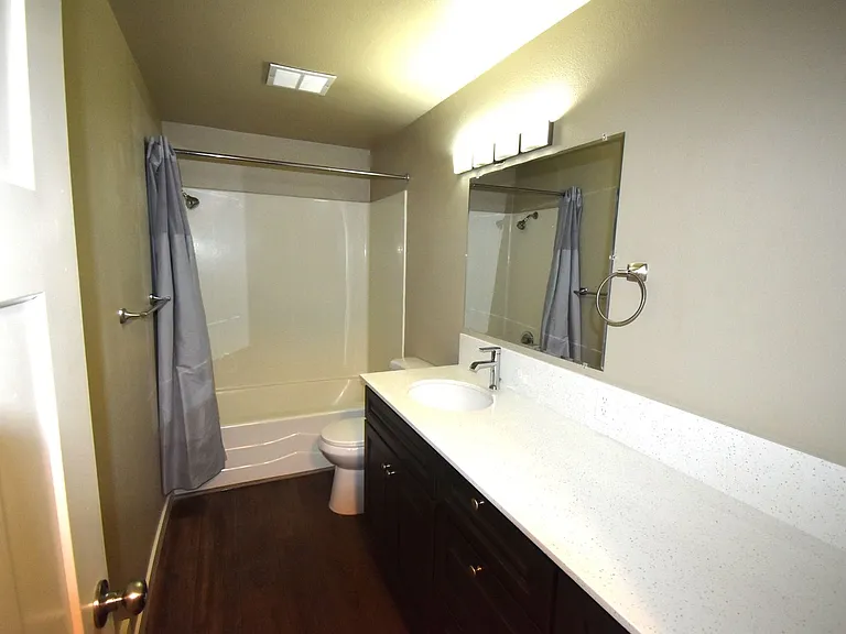 16th Avenue Apartments — Photo 9