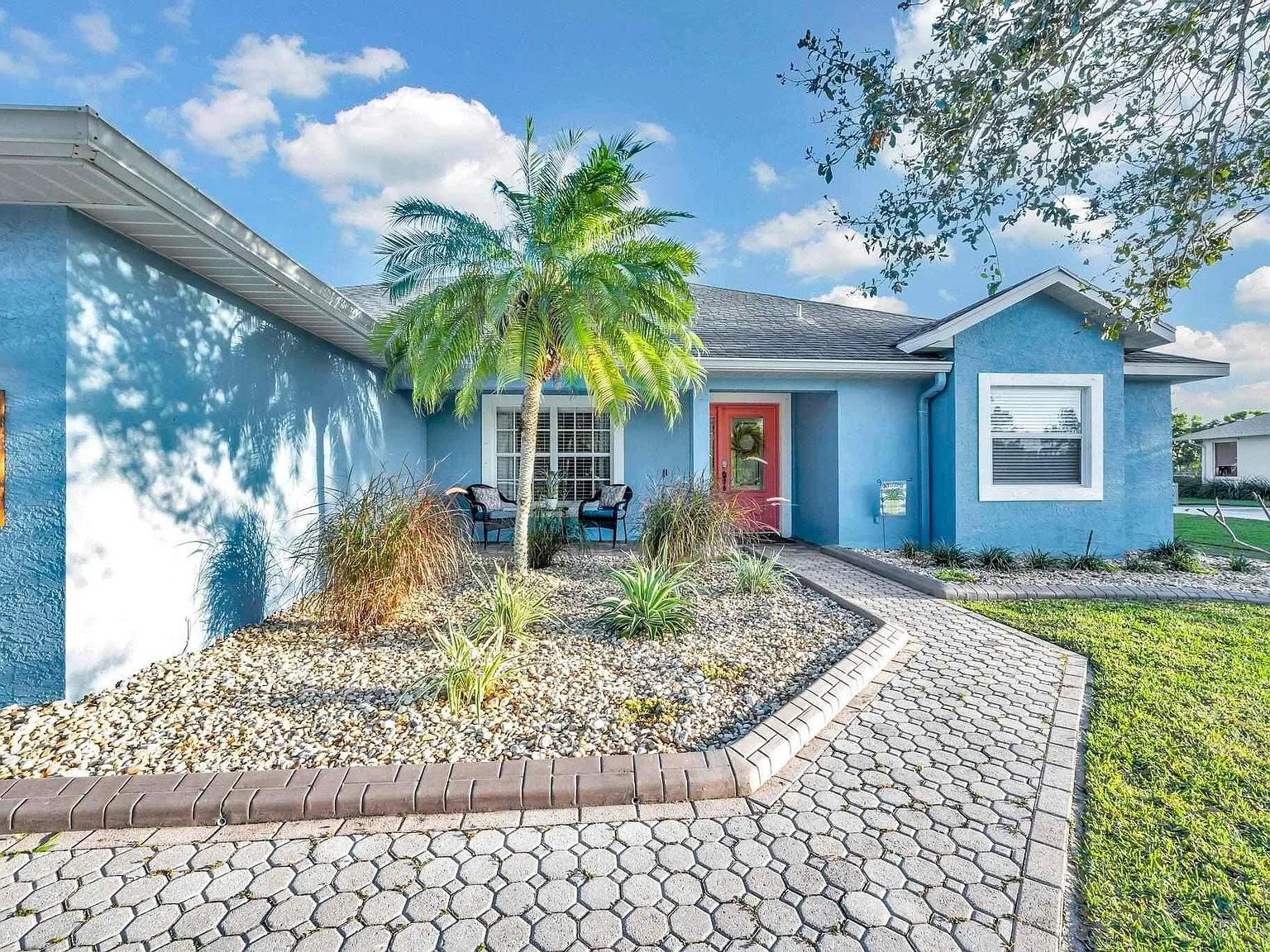 4 bed, 2.0 bath, 2336 sqft, $4,300 — Photo 4