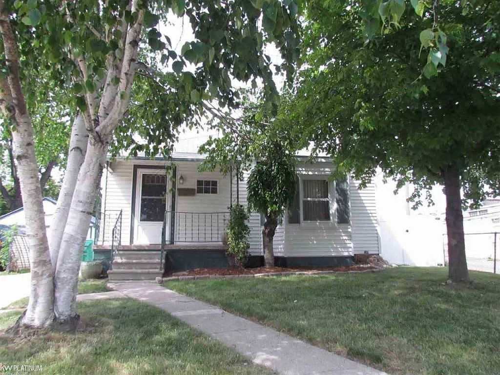 15055 Veronica Ave photo 1