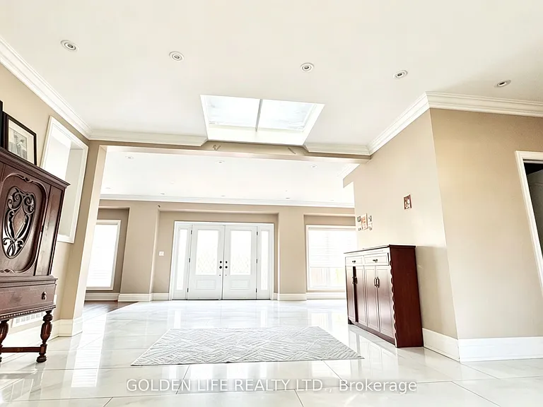 33 S Marine Dr — Photo 2