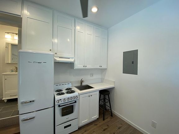 2nd image of 2818 1/4 Avenel St