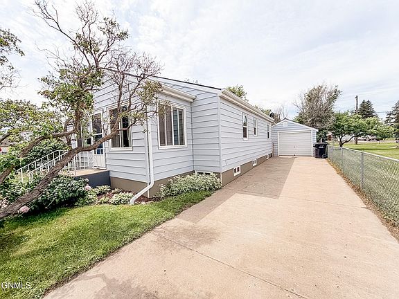 2nd image of 813 8th Ave W