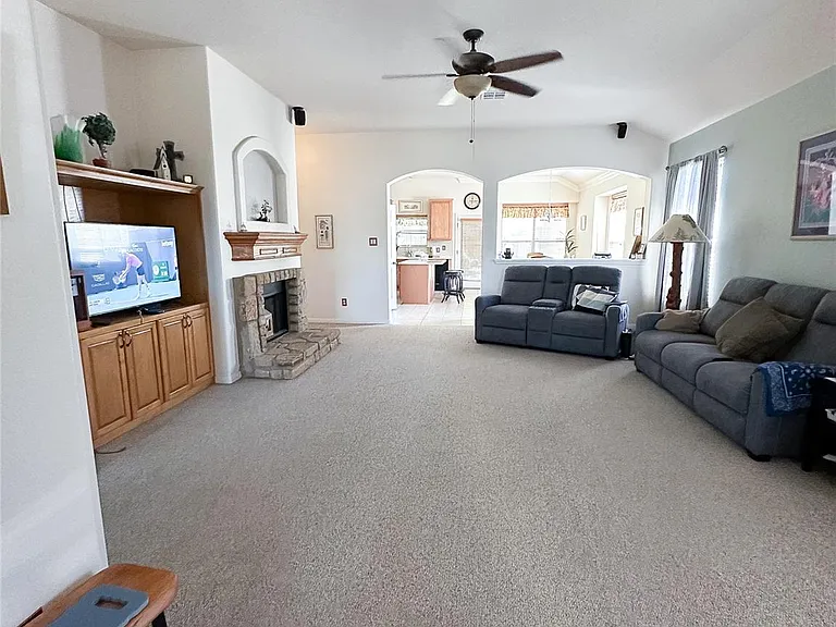 2121 Settlers Park Loop — Photo 3