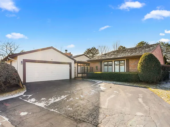 95 Briarwood Cir, Oak Brook, IL 60523