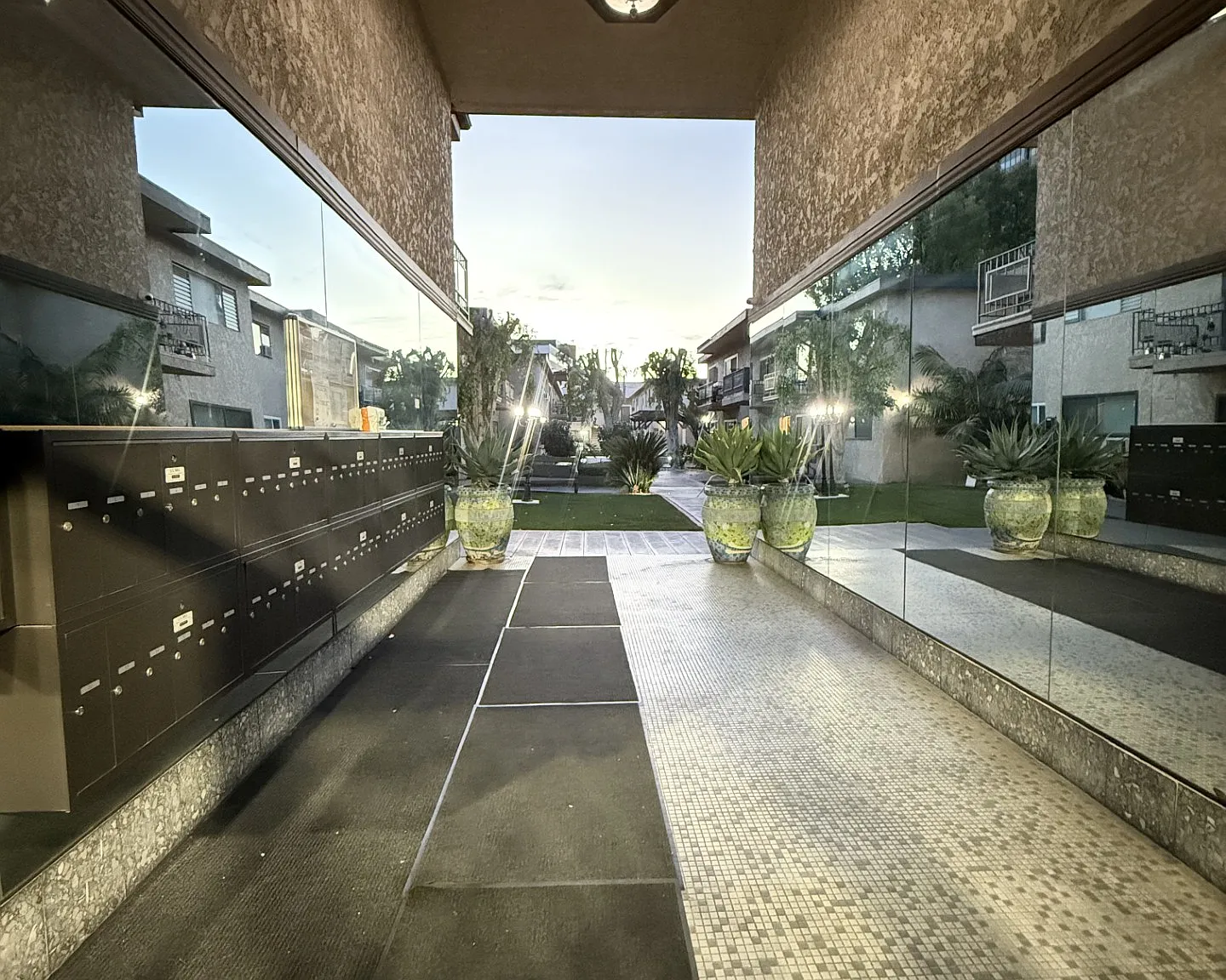 Encino Royal — Photo 1