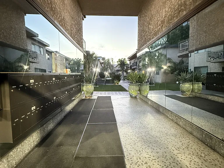 Encino Royal — Photo 2