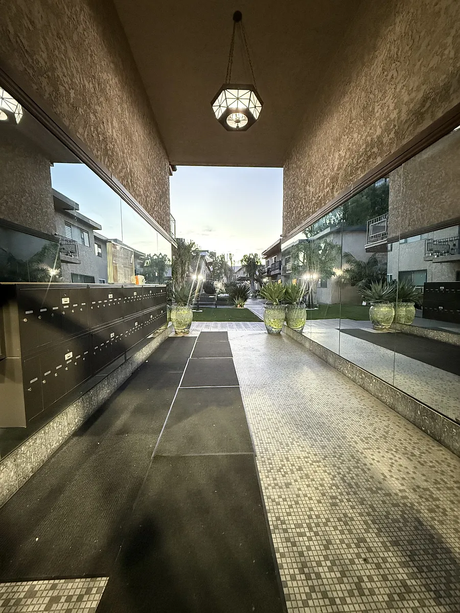 Building Photo - Encino Royal