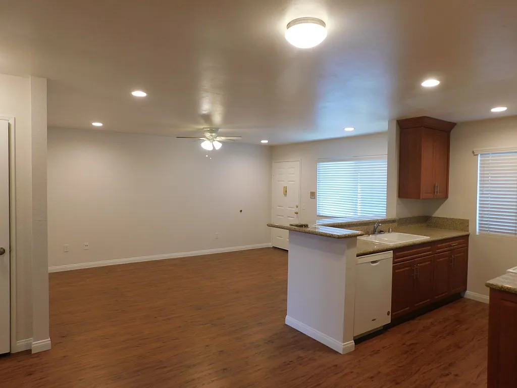 3 bed, 1000 sqft, $3,195 — Photo 3
