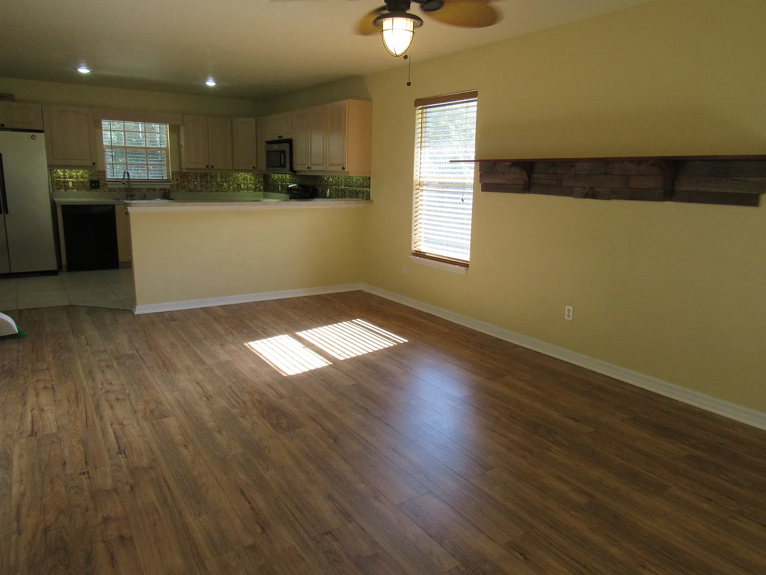 NSB 2 bed, 2 bath with a bonus room, large fenced yard, pet friendly — Photo 3