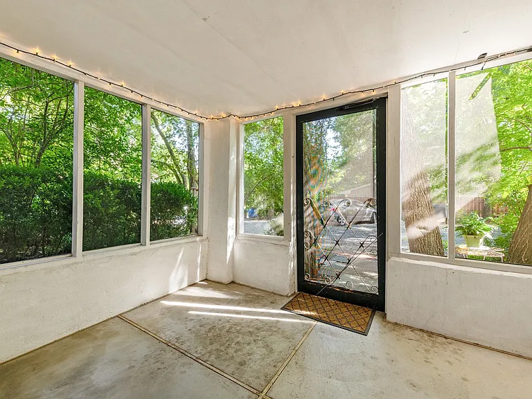 1501 West 9th Street — Photo 2