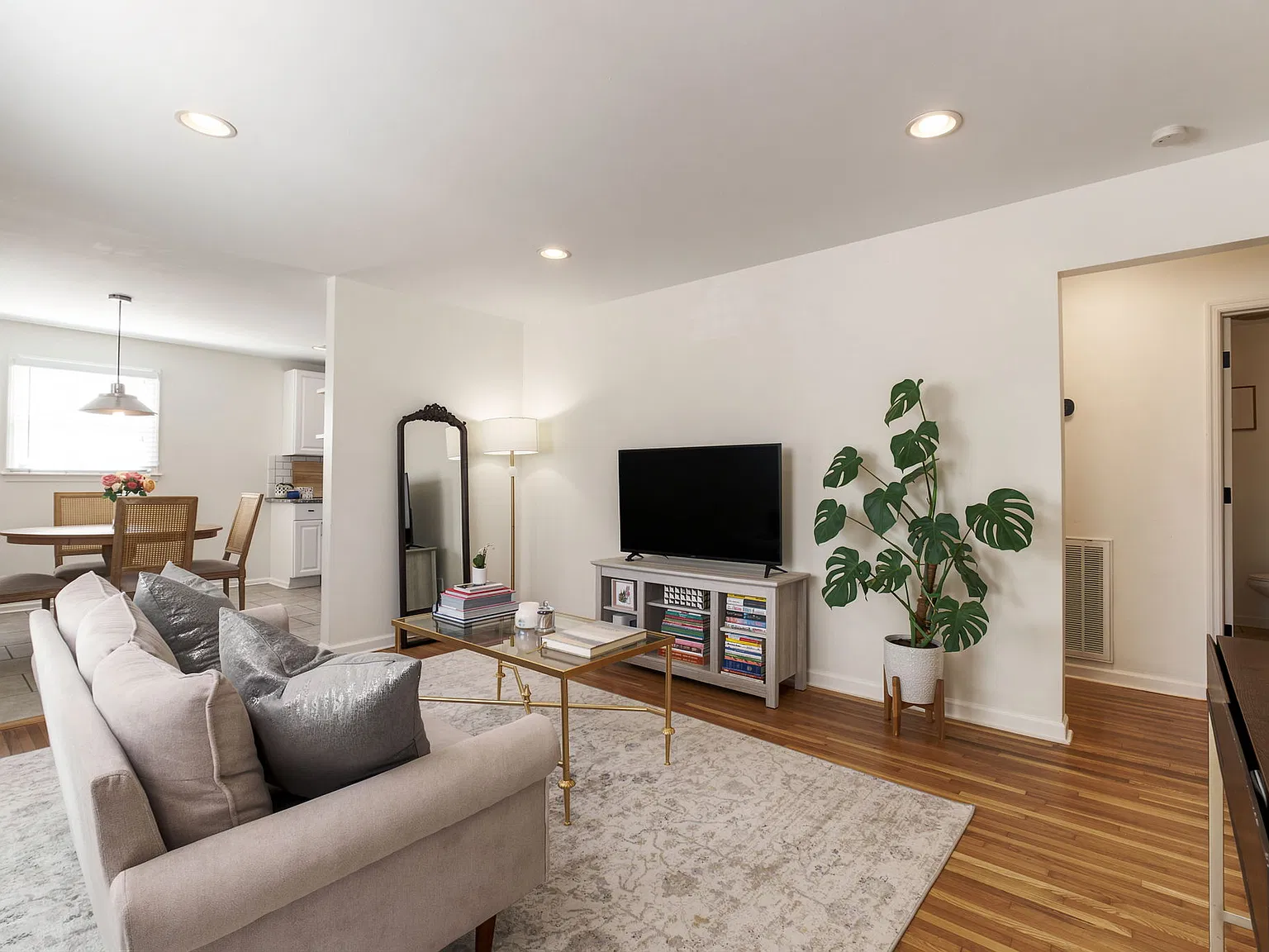 3 bed, 1270 sqft, $2,900 — Photo 2