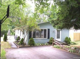 627 W Baker Rd, Highland, MI 48357