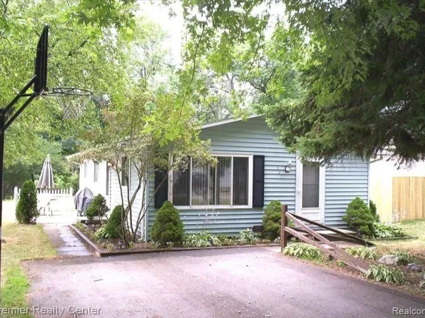 627 W Baker Rd, Highland, MI 48357