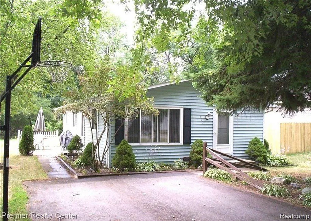 627 W Baker Rd photo 1